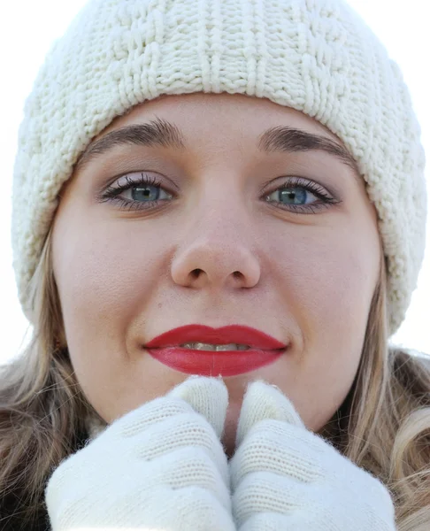 Het meisje in winter handschoenen — Stockfoto