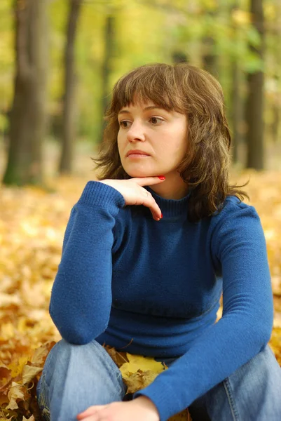 La fille réfléchissant dans le bois d'automne — Photo