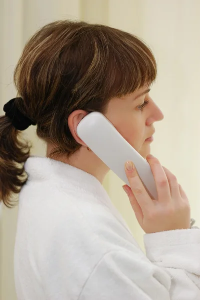 Flickan talar via telefon — Stockfoto