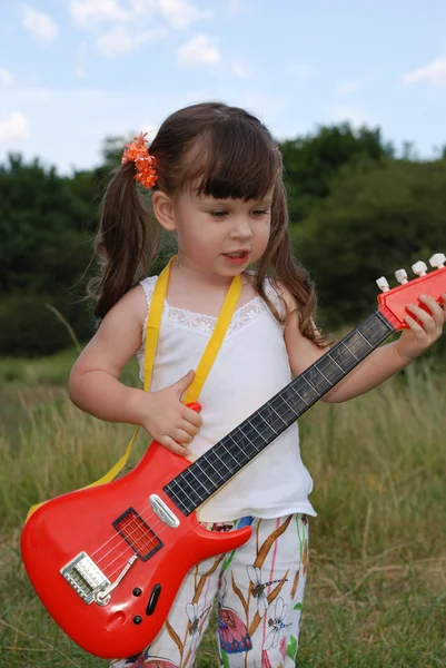 La chica con una guitarra — Foto de Stock
