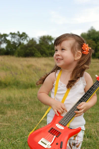 A lány egy gitár — Stock Fotó