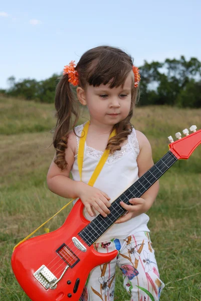 有一把吉他的女孩 — 图库照片