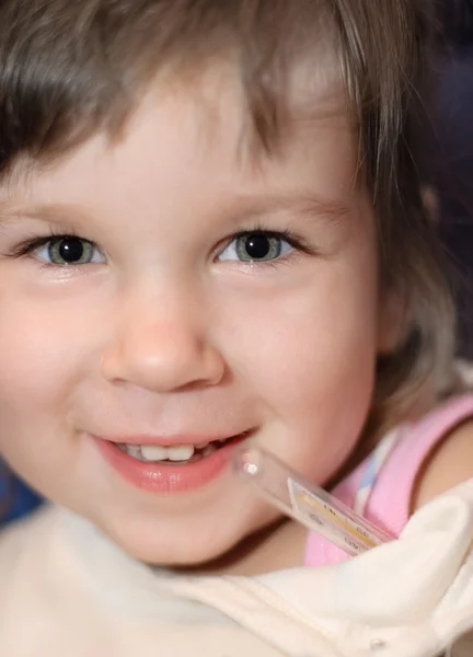A menina com um termômetro e rosto sorriso — Fotografia de Stock