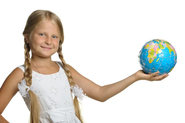 Het meisje houdt de hele wereld verzameld van puzzel in handen. selecti — Stockfoto