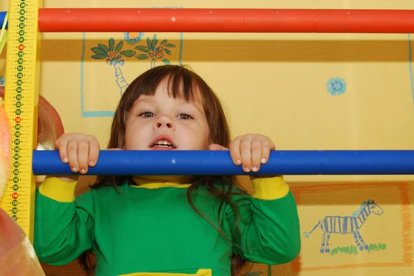 Маленька дівчинка і спортивні сходи — стокове фото