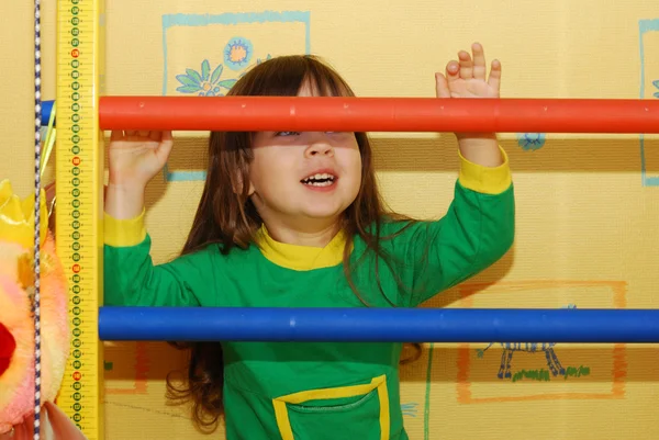 The little girl and a sports ladder — Stock Photo, Image