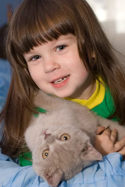 Den lilla flickan och katt — Stockfoto