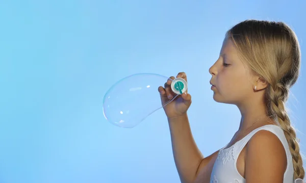 Красивая девушка с мыльными пузырями — стоковое фото