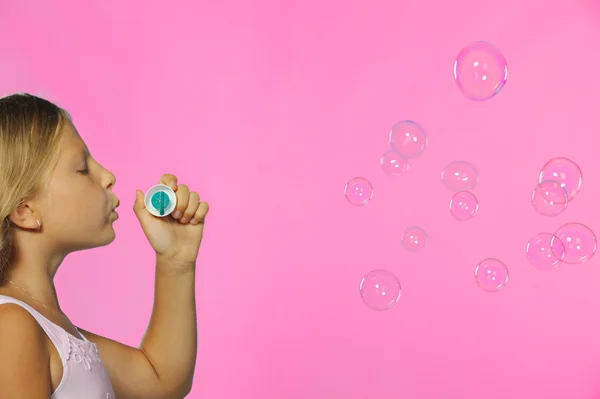 Den vackra flickan med såpbubblor — Stockfoto