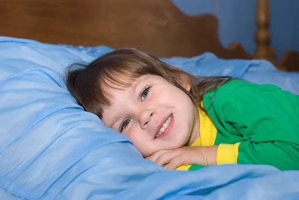 A kislány egy ágyon — Stock Fotó