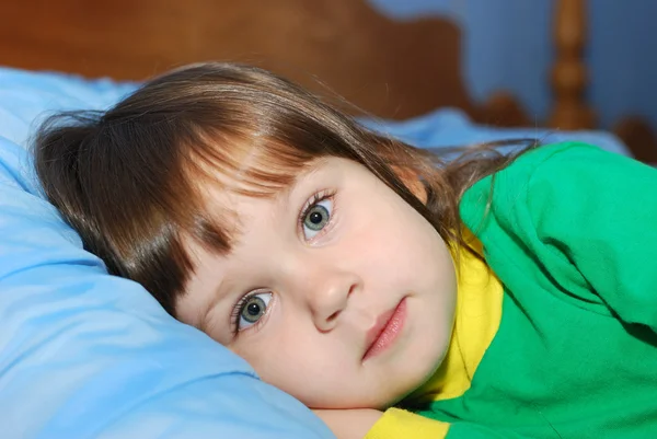 在一张床上的小女孩 — 图库照片