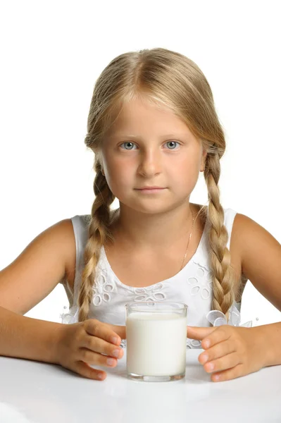 Красивая девушка со стаканом молока — стоковое фото