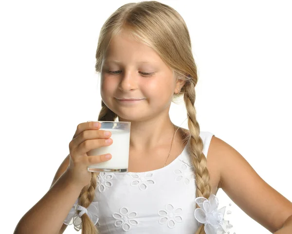 La chica bonita con un vaso de leche — Foto de Stock