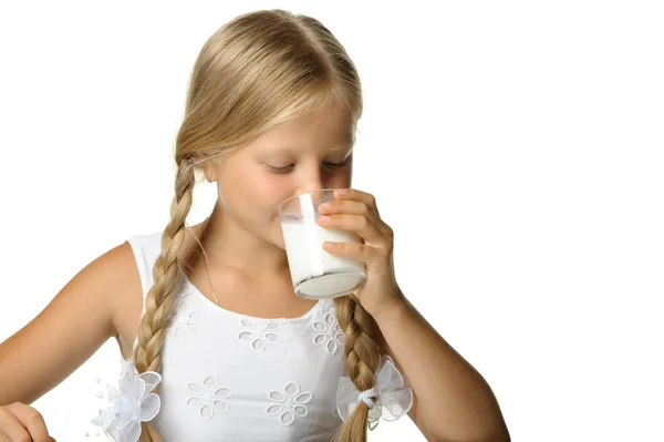 A csinos lány, egy pohár tej — Stock Fotó