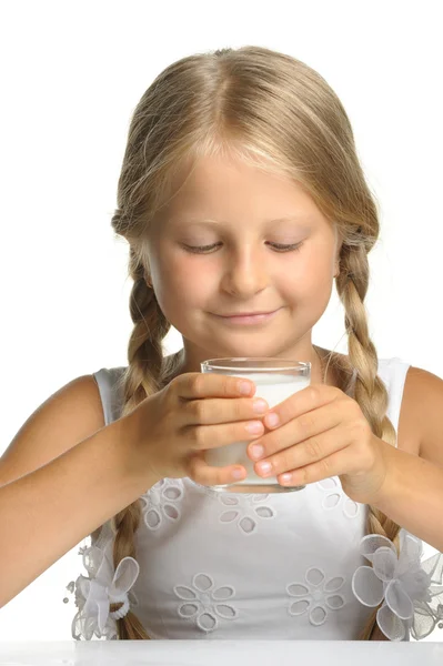Το όμορφο κορίτσι με ένα ποτήρι γάλα — Φωτογραφία Αρχείου
