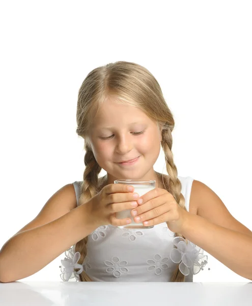 A menina bonita com um copo de leite — Fotografia de Stock