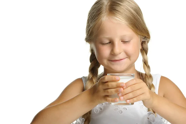 Den vackra flickan med ett glas mjölk — Stockfoto
