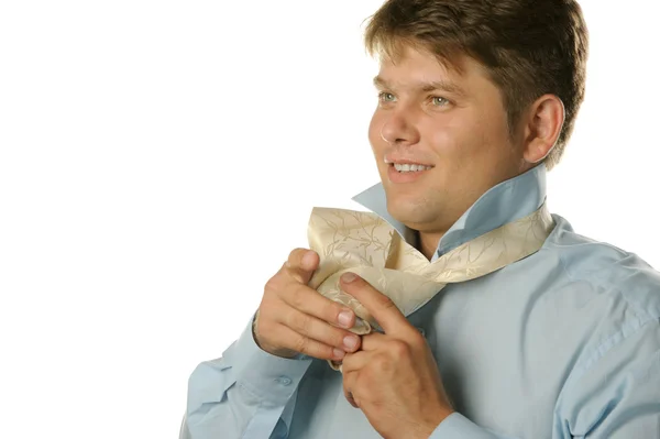 Человек, завязывающий галстук — стоковое фото