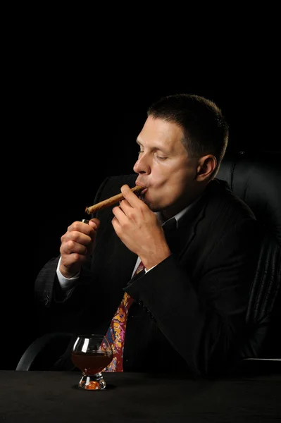Mannen med en cigarr och ett glas konjak — Stockfoto