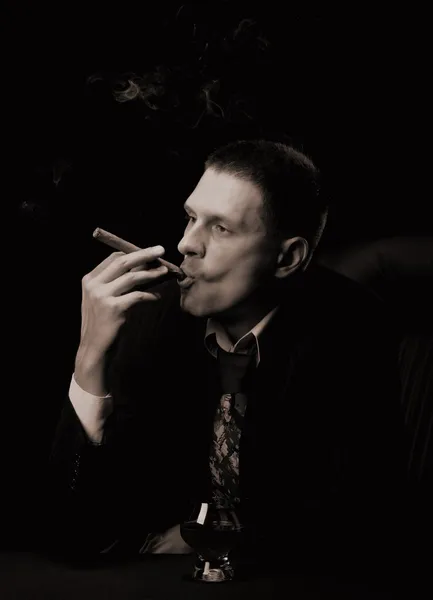 Человек с сигарой и бокалом коньяка — стоковое фото