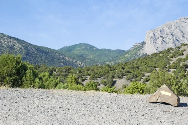 İşaretçiyi dağ yolu üzerinde — Stok fotoğraf