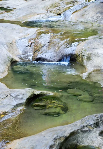 Річка серед каменів — стокове фото