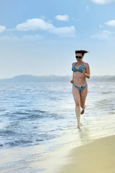 La chica corriendo en la costa — Foto de Stock