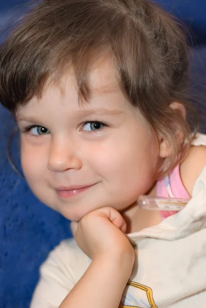 Το κορίτσι χαμόγελο με ένα θερμόμετρο — Φωτογραφία Αρχείου