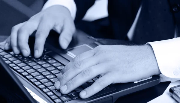 Mani dell'uomo d'affari sopra il computer portatile di tastiera — Foto Stock