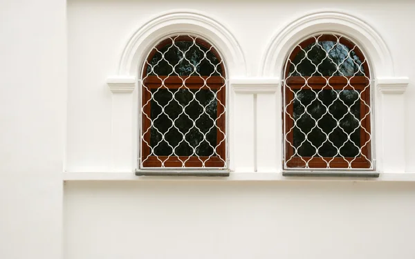 两个拱窗口 — 图库照片