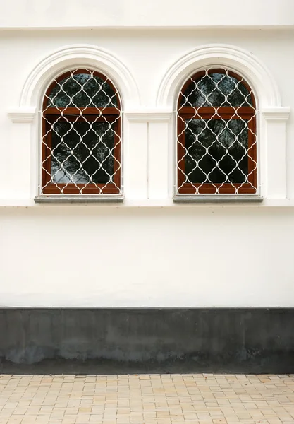 Два арочних вікно — стокове фото