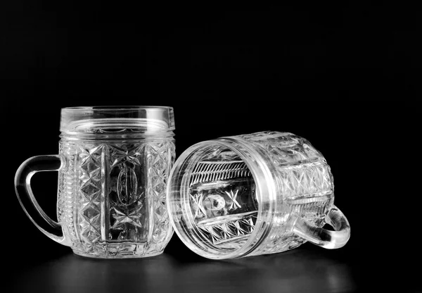 Två glas med reflektion isolerad på en svart bakgrund — Stockfoto