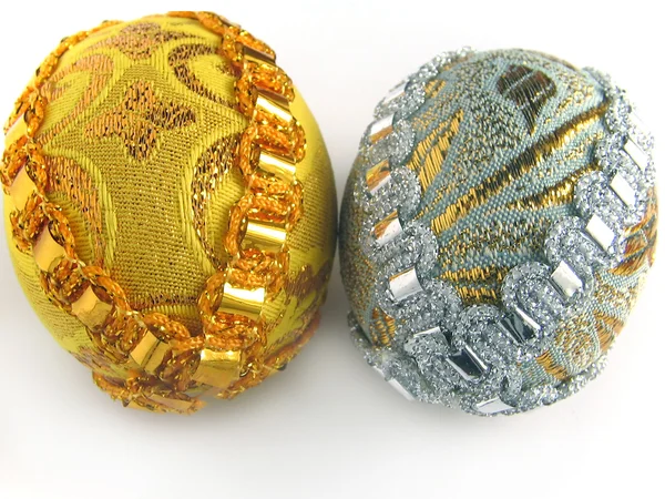 Два пасхальных яйца золото и серебро 2 — стоковое фото