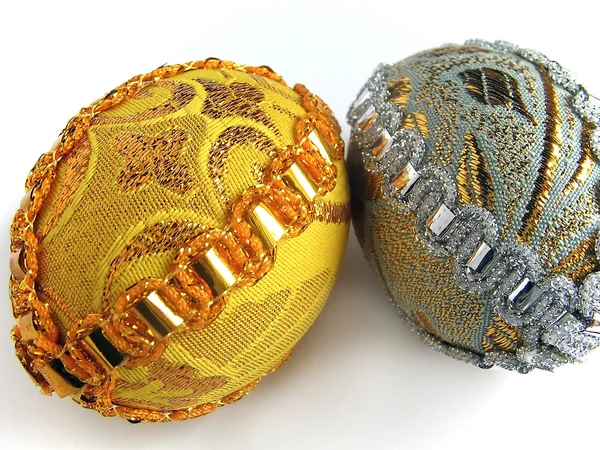 Dois ovos de Páscoa ouro e prata — Fotografia de Stock