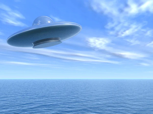 从梦幻般的反射材料大海上空飞行的不明飞行物 — 图库照片