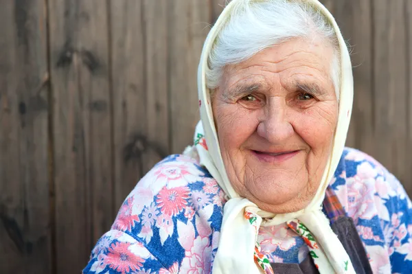 De oude vrouw leeftijd van 84 jaar — Stockfoto