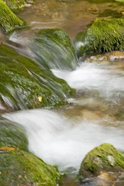 Водні каскади гірської річки — стокове фото