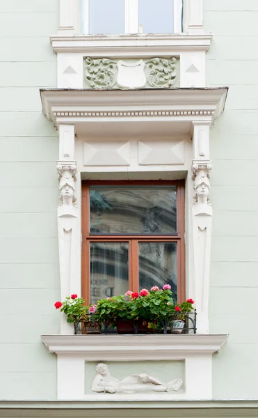 Fachada de un edificio con ventanas — Foto de Stock