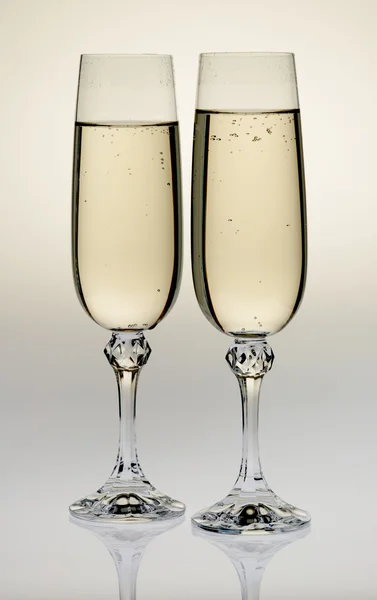 Bir şampanya ile Şarap kadehi — Stok fotoğraf