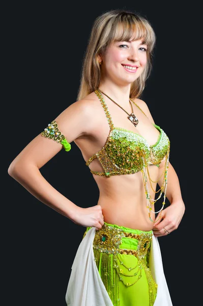 Жінка в східному танцювальному костюмі — стокове фото