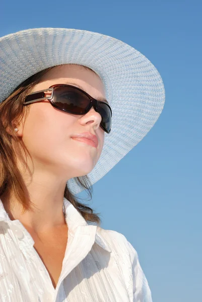 Femme en lunettes de soleil et un chapeau — Photo