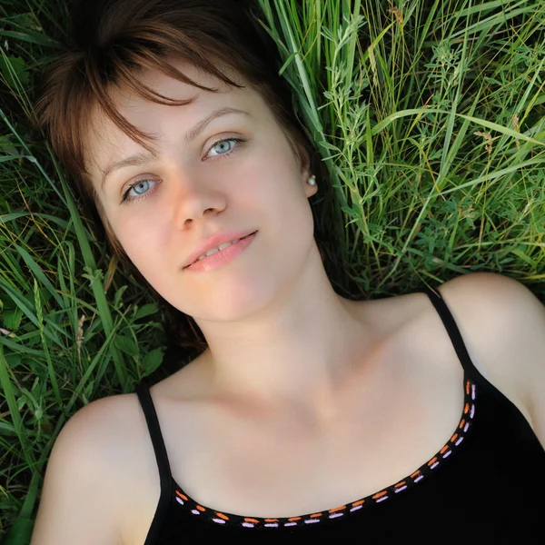 La ragazza in un'erba — Foto Stock