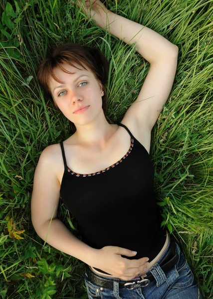 A menina em uma grama — Fotografia de Stock