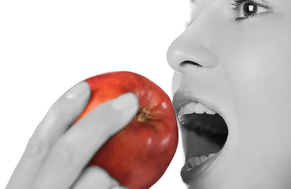 A menina que dá uma mordida uma maçã — Fotografia de Stock