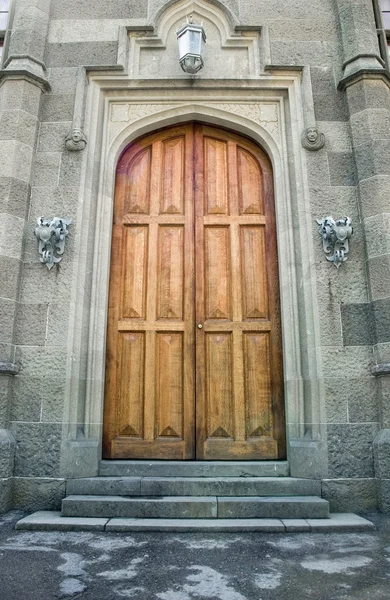 Дерев'яні двері в старовинному замку — стокове фото