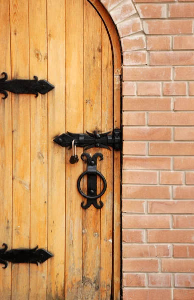 Деревянные двери с замком и кирпичом — стоковое фото