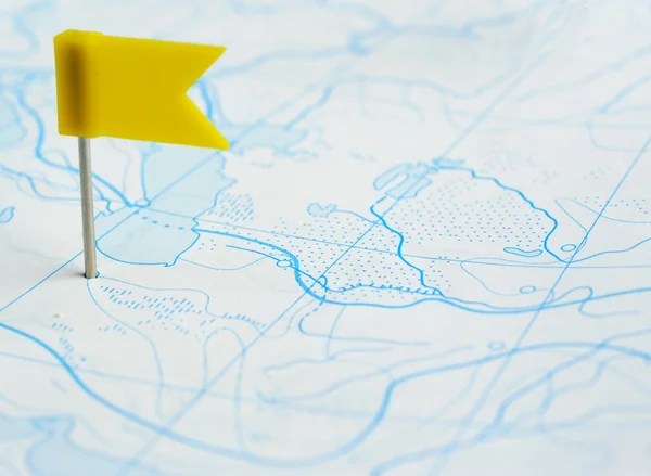 Sarı Bayrak harita üzerinde bir PIN — Stok fotoğraf