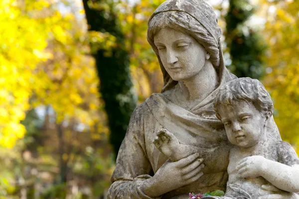 Anıt bir kadının çocuk üzerinde bir mezarlık ile Stok Fotoğraf