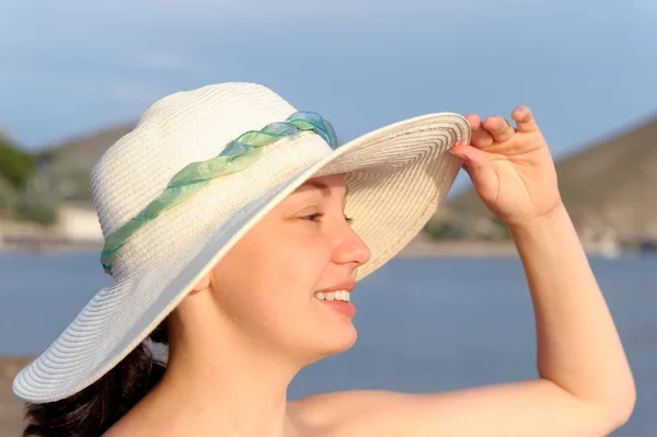 The girl in a hat against the blue sky — Stock Photo, Image
