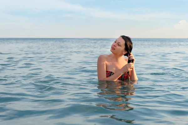 Het meisje in water — Stockfoto